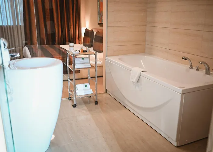 Hot Tub in Room Arka
